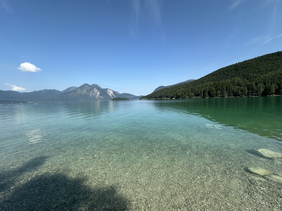 Ferienwohnungen-Oswald-Lenggries Walchensee mit Berge im Hintergrund Ferienwohnungen-Oswald-Lenggries Walchensee mit Berge im Hintergrund